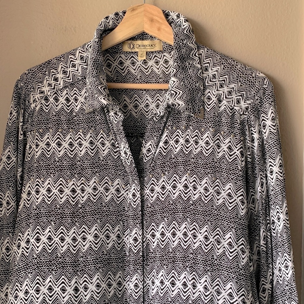 DEMOCRACY 3/4 Sleeve Printed Tab Front Button Down Shirt